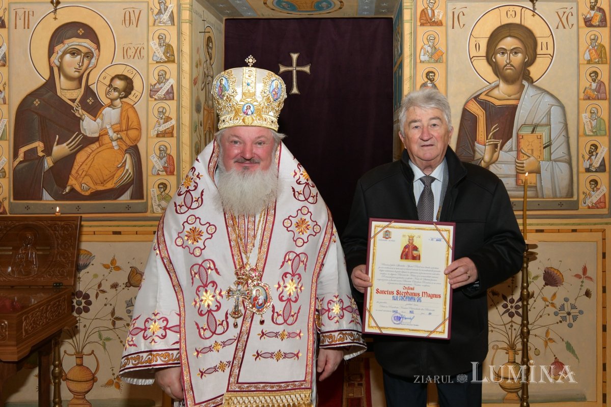 Nou veşmânt pictural pentru capela unui spital din Câmpina 236733