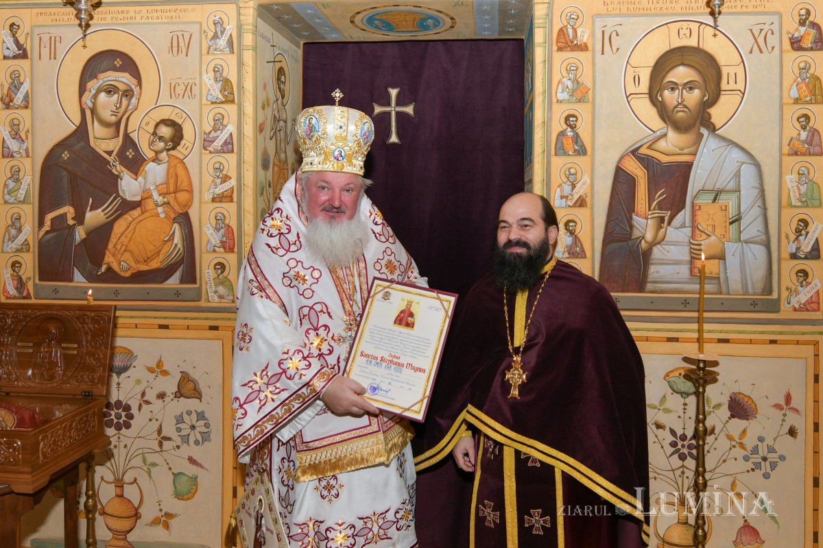 Nou veşmânt pictural pentru capela unui spital din Câmpina 236738