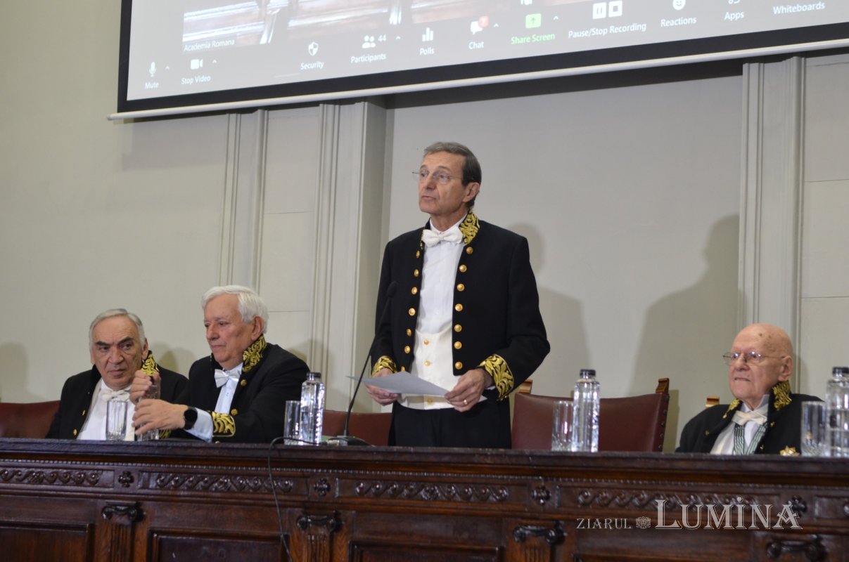 Teologi premiați de Academia Română 236740