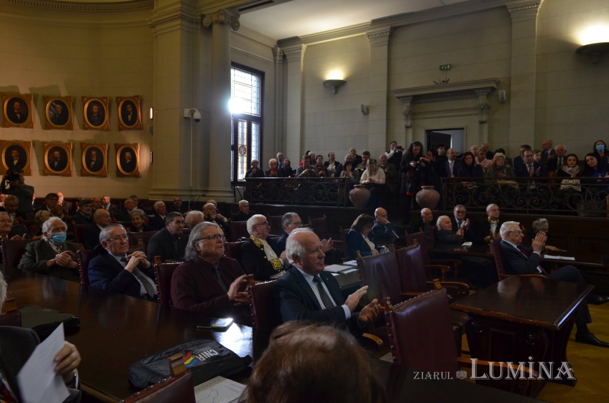 Teologi premiați de Academia Română 236741