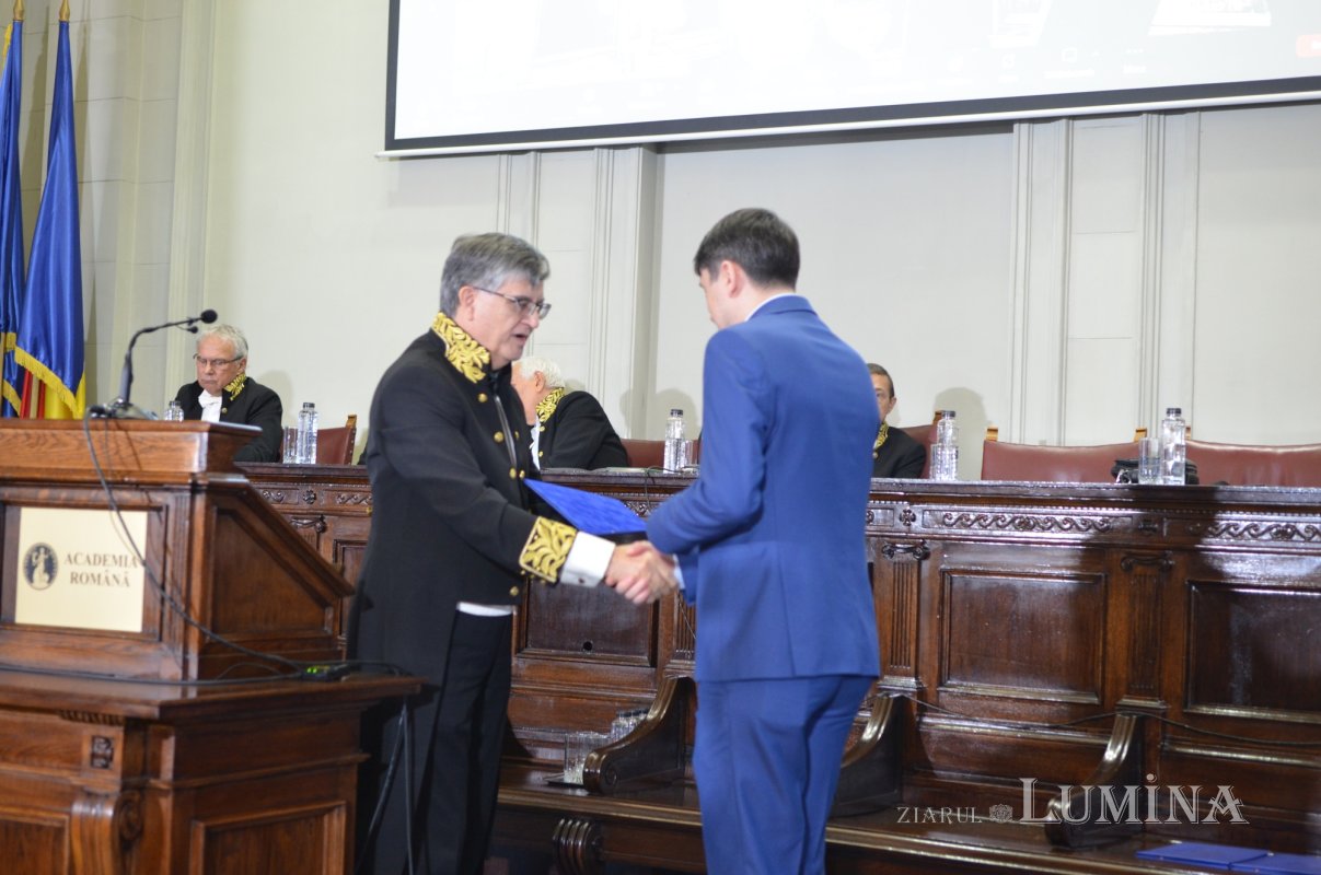 Teologi premiați de Academia Română 236743