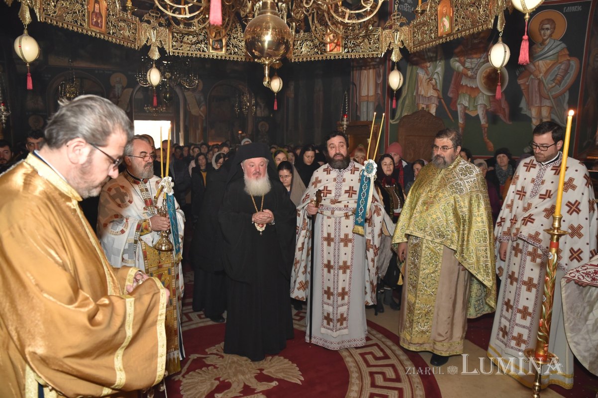 Întreită bucurie pentru comunitatea Bisericii „Sfântul Grigorie Palama” 237042