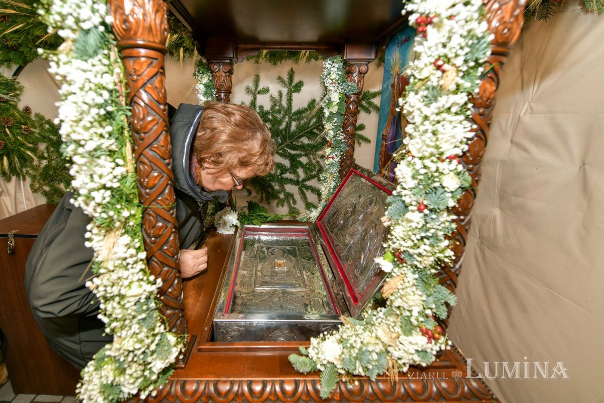 Zi de sărbătoare pentru o biserică răstignită şi înviată 237173