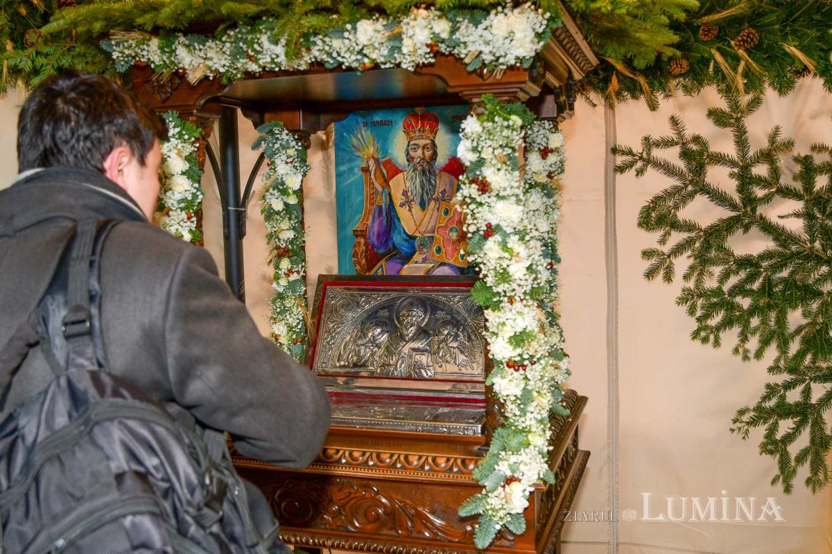 Zi de sărbătoare pentru o biserică răstignită şi înviată 237175