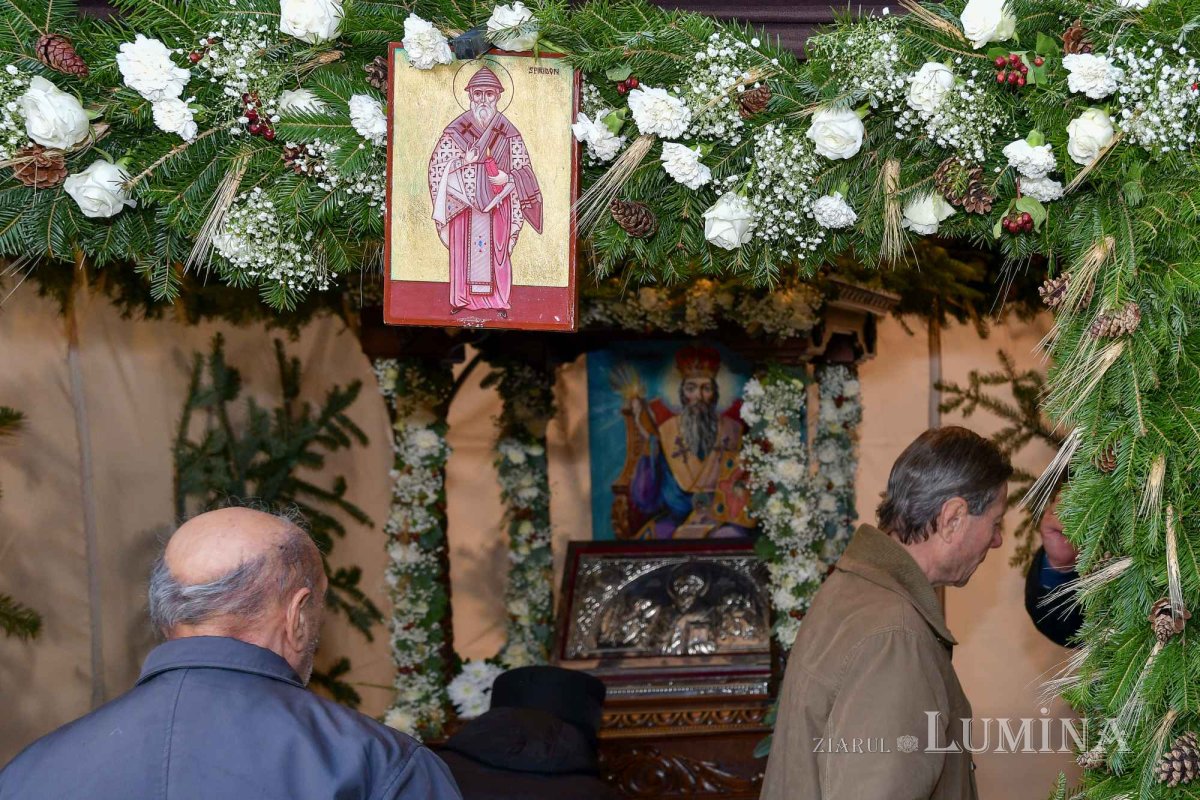 Zi de sărbătoare pentru o biserică răstignită şi înviată 237181