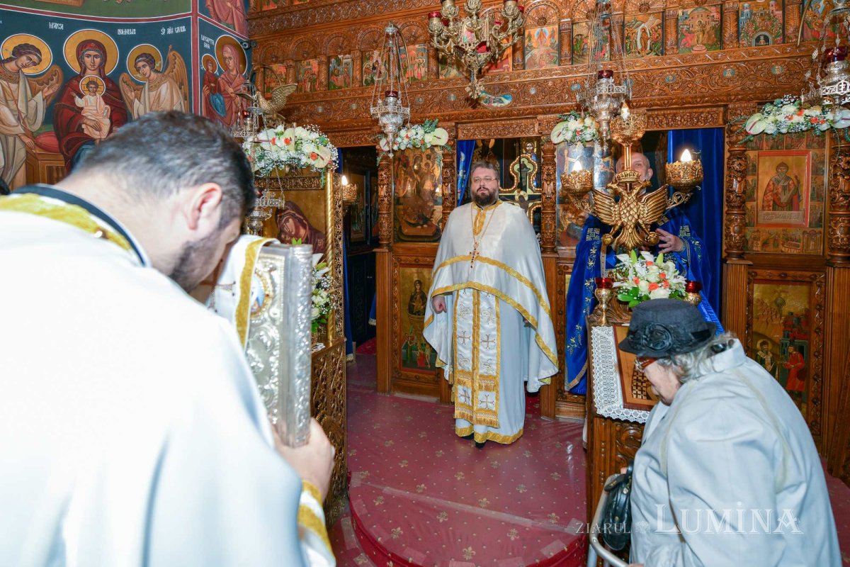 Zi de sărbătoare pentru o biserică răstignită şi înviată 237199