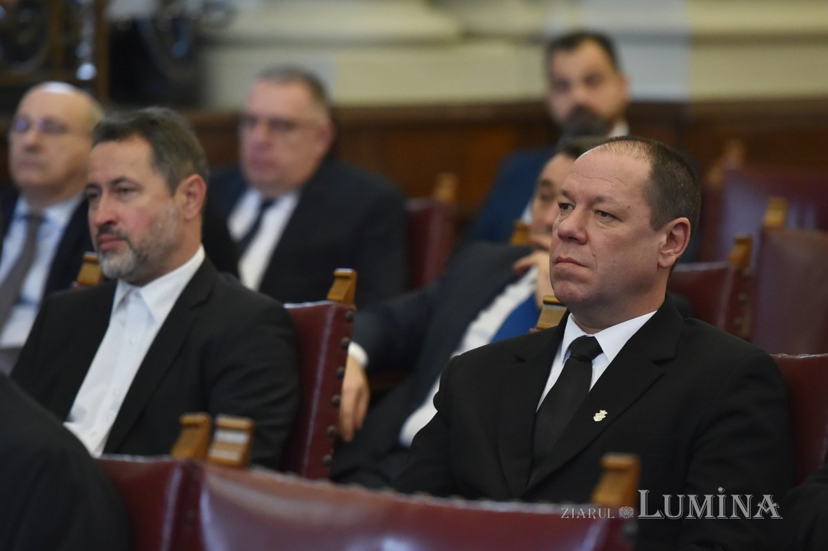 Românii continuă să aibă cea mai mare încredere în Biserică 237530