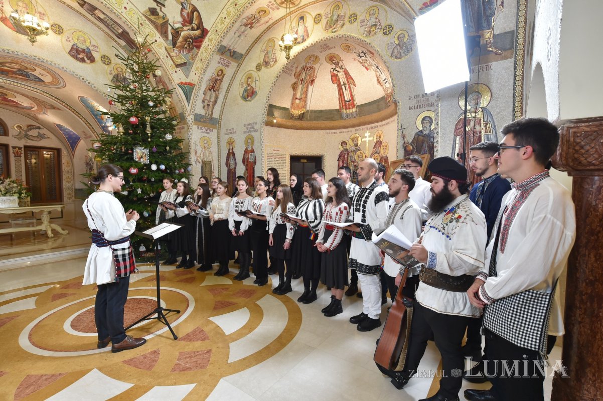Patriarhul României a primit mai multe cete de colindători 239072