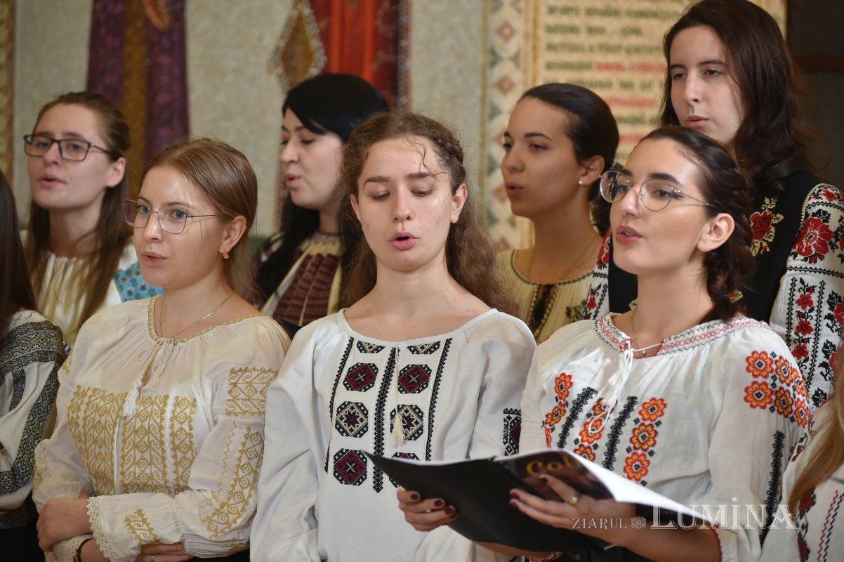 Patriarhul României a primit mai multe cete de colindători 239075