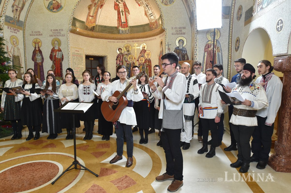 Patriarhul României a primit mai multe cete de colindători 239078