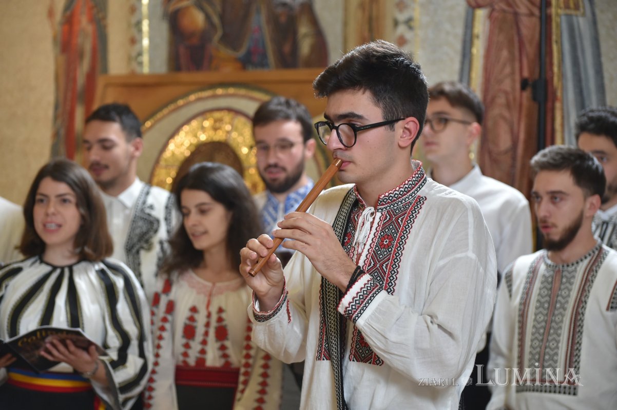 Patriarhul României a primit mai multe cete de colindători 239079