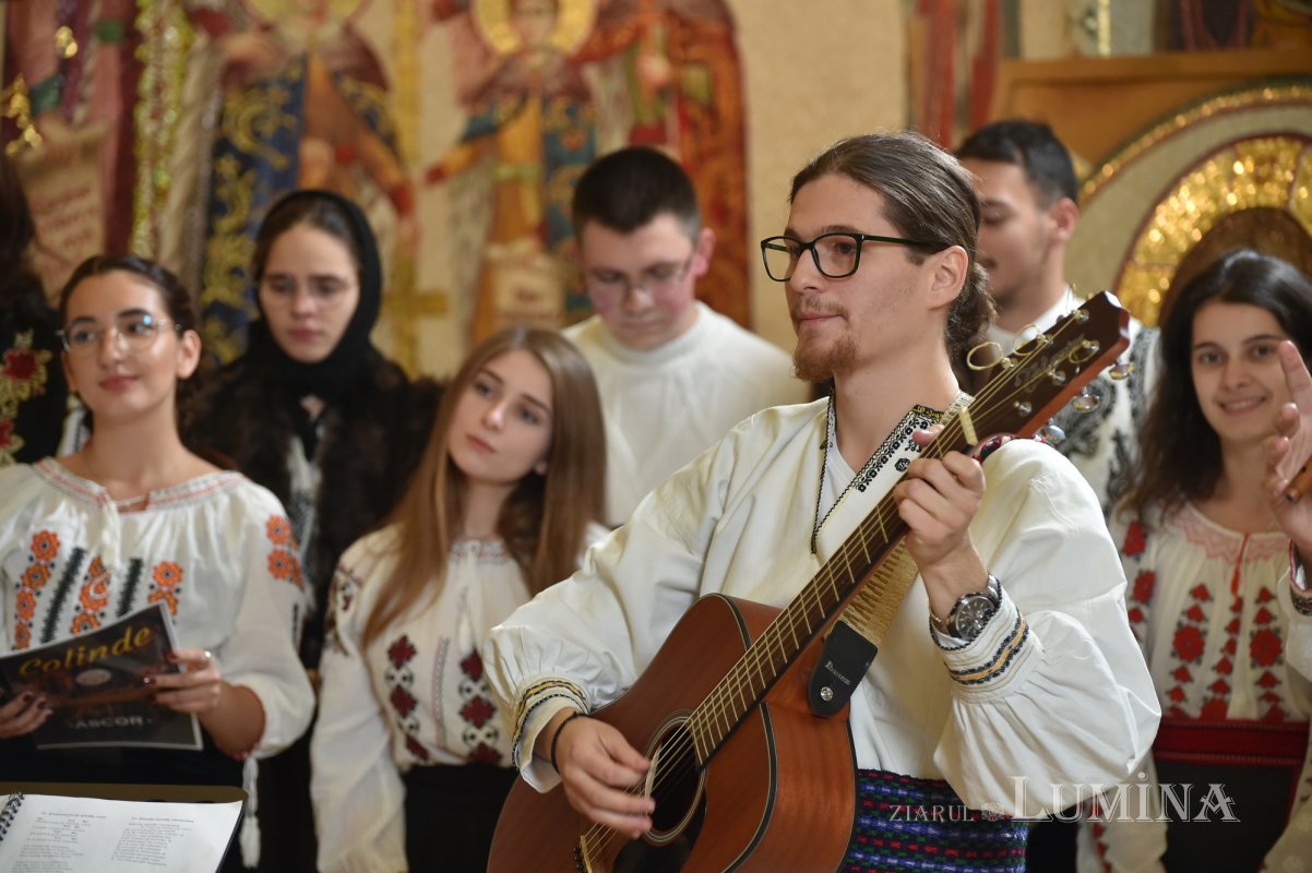 Patriarhul României a primit mai multe cete de colindători 239080