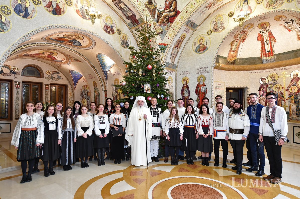 Patriarhul României a primit mai multe cete de colindători 239082