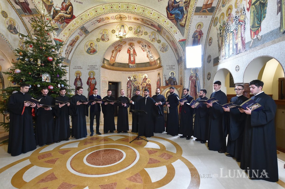 Patriarhul României a primit mai multe cete de colindători 239093