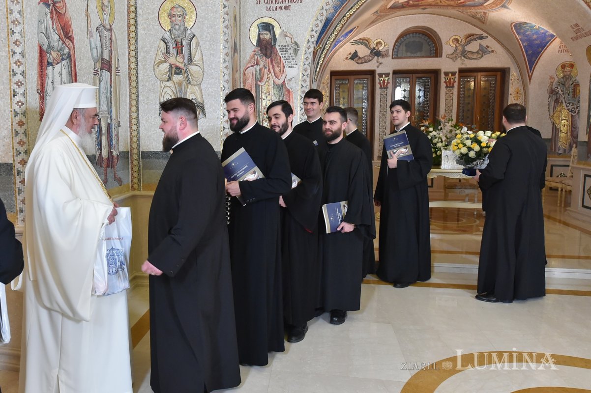 Patriarhul României a primit mai multe cete de colindători 239099