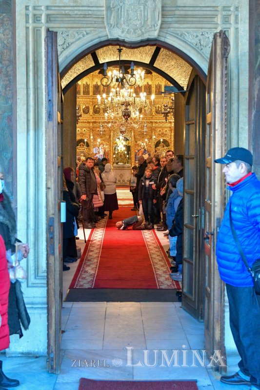 „El ia chip de rob ca să ne dăruiască nouă chipul slavei Sale” 239295