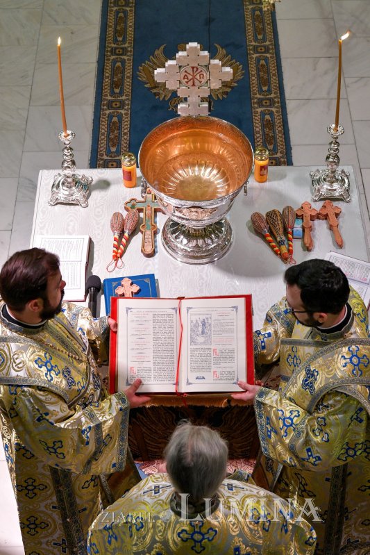 Sfințirea apei în ajunul Bobotezei la Catedrala Patriarhală 240228