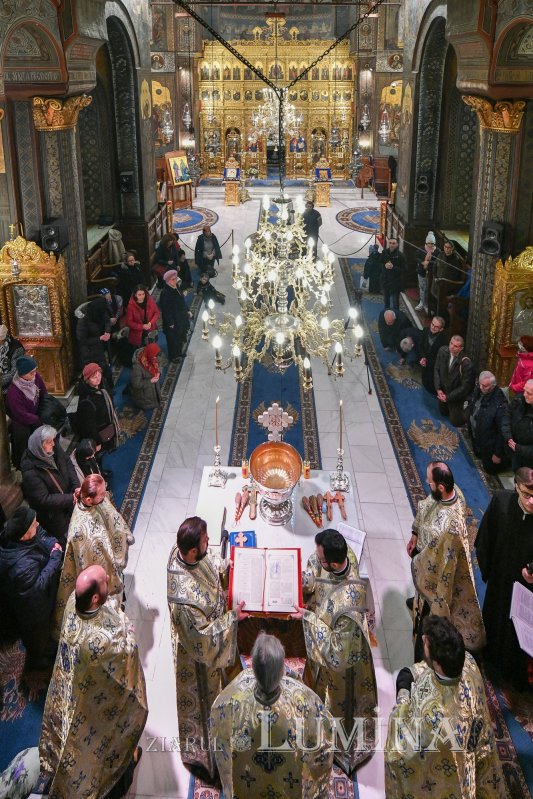 Sfințirea apei în ajunul Bobotezei la Catedrala Patriarhală 240229