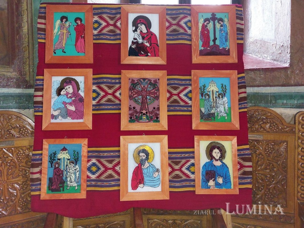 Expoziție de icoane pe sticlă la Satulung-Săcele, județul Brașov 240998