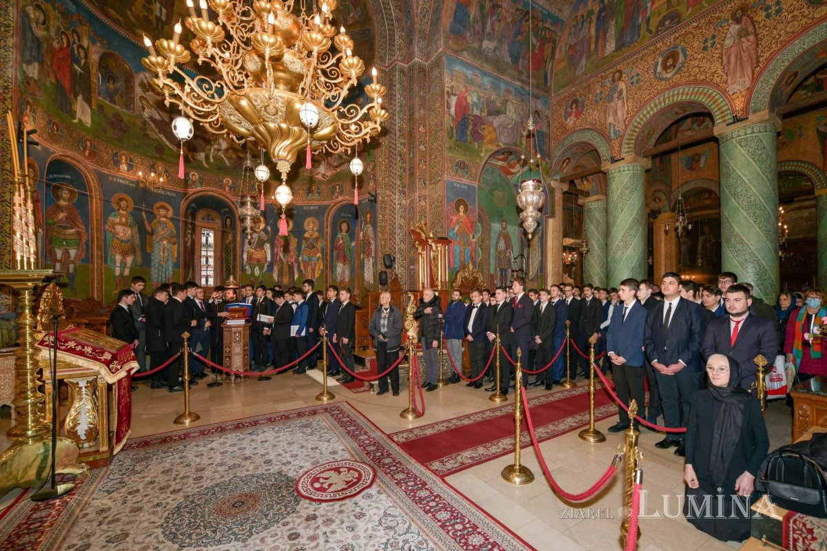 Sfântul Ierarh Grigorie Teologul, cinstit în București 242513
