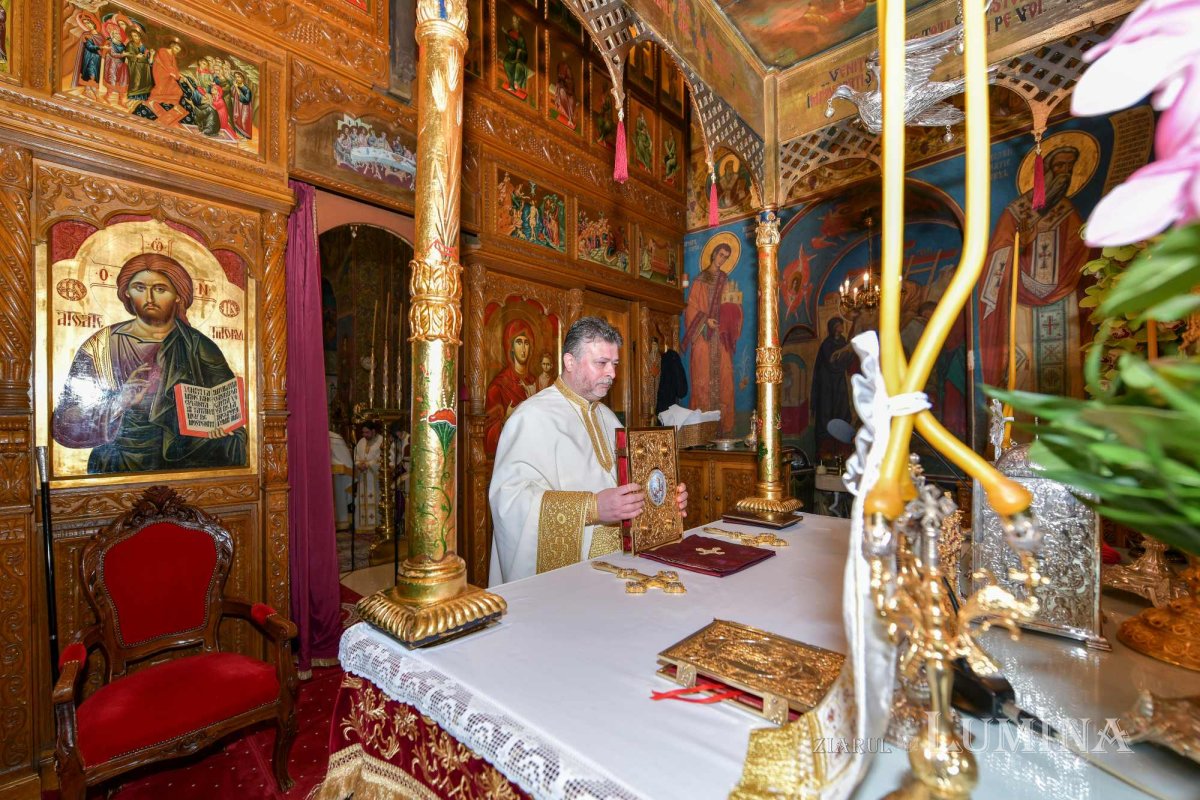 Sfântul Ierarh Grigorie Teologul, cinstit în București 242520