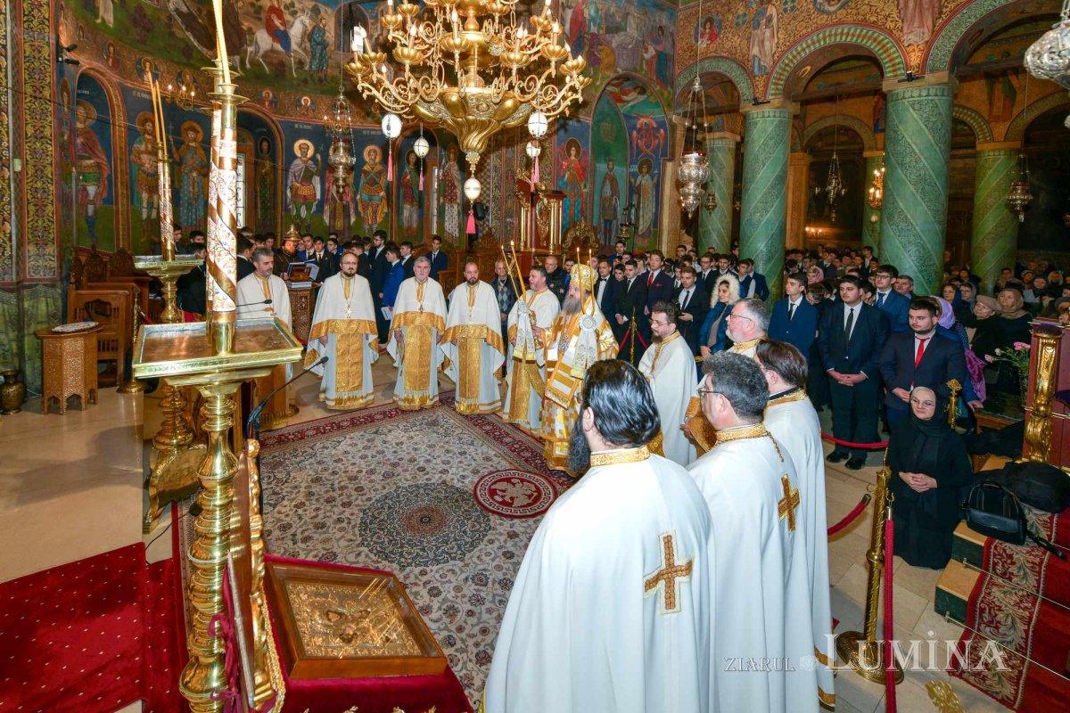 Sfântul Ierarh Grigorie Teologul, cinstit în București 242536