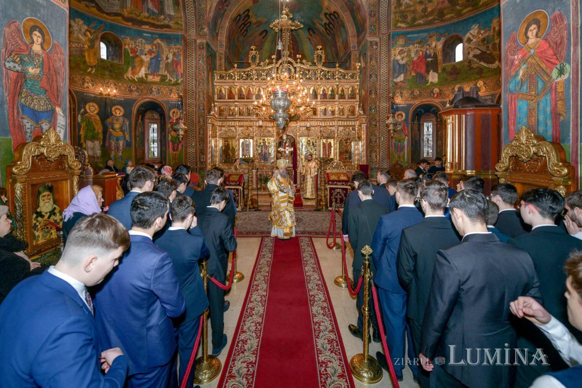 Sfântul Ierarh Grigorie Teologul, cinstit în București 242542