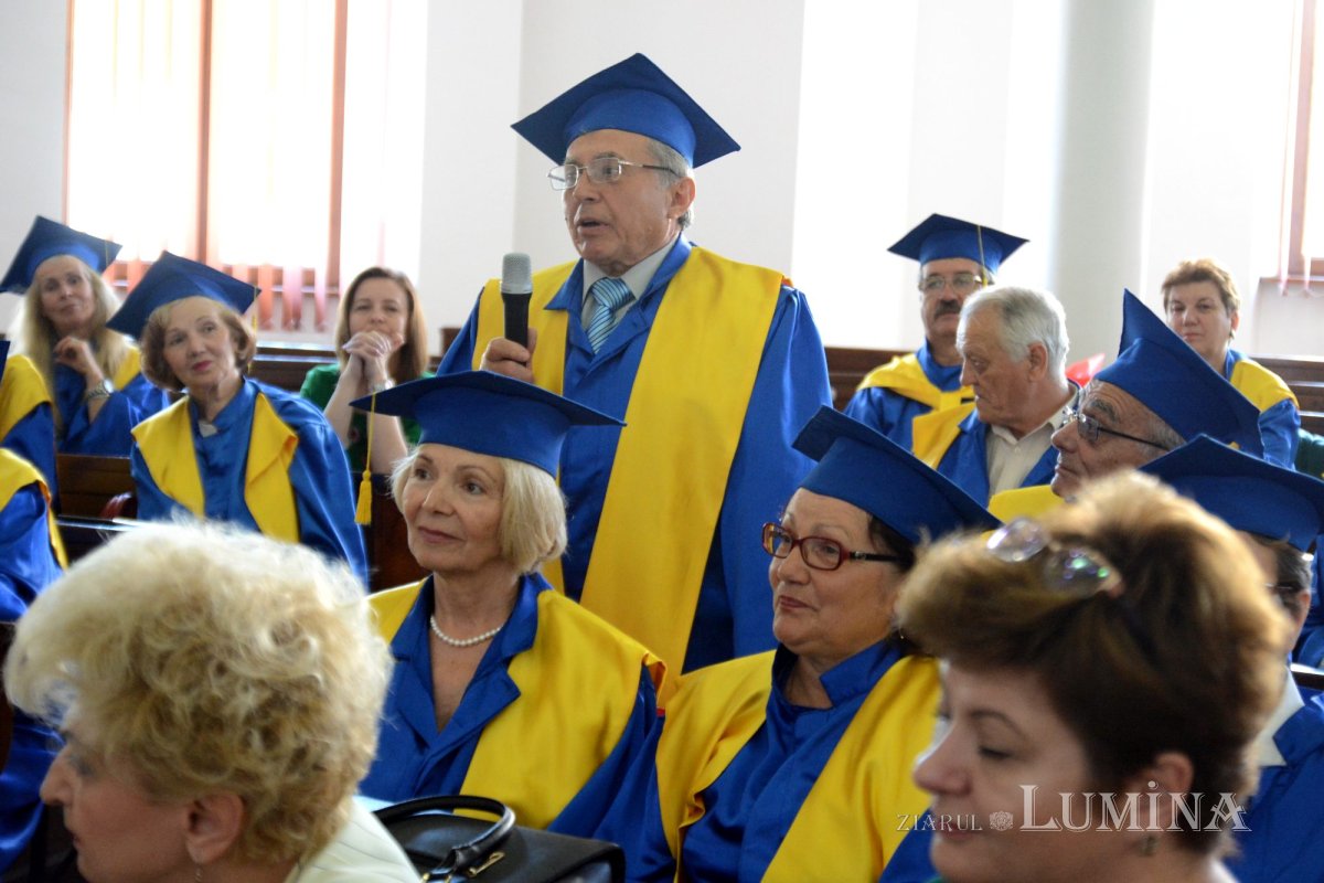 Tinerii studenți seniori 245008