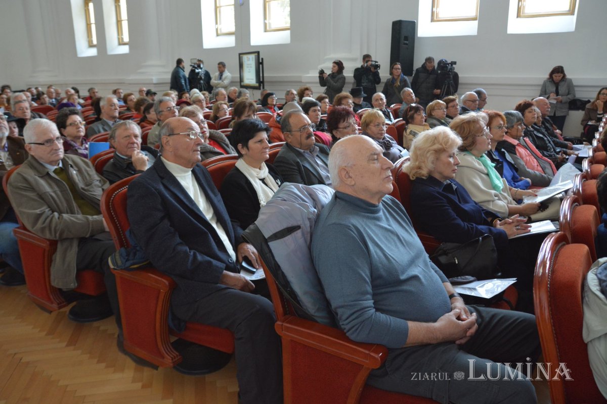 Tinerii studenți seniori 245009