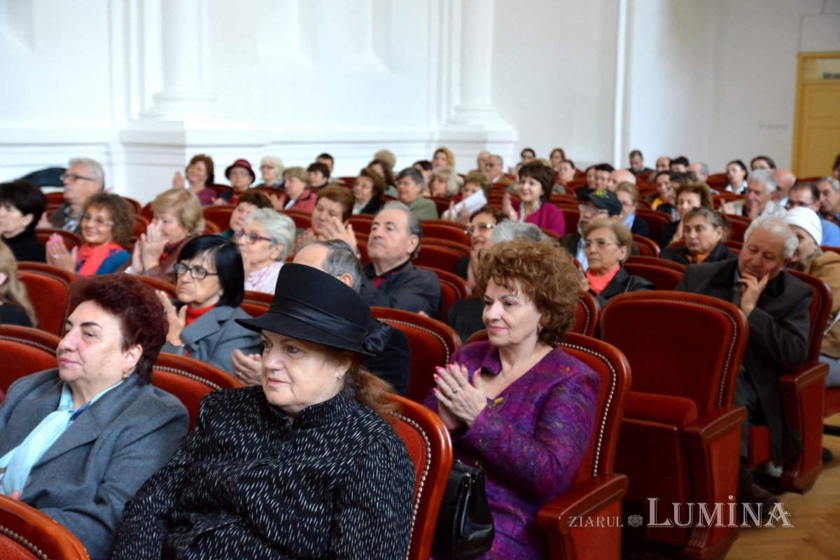 Tinerii studenți seniori 245011