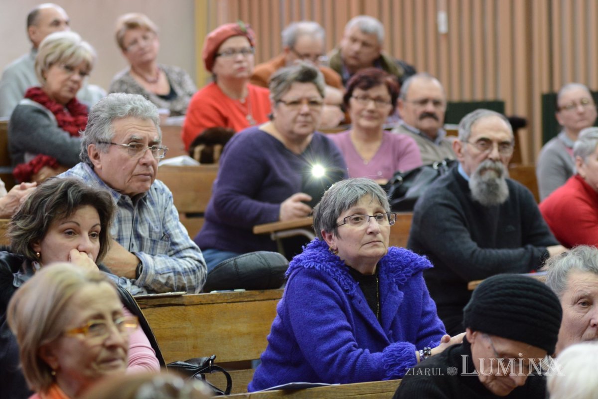 Tinerii studenți seniori 245012