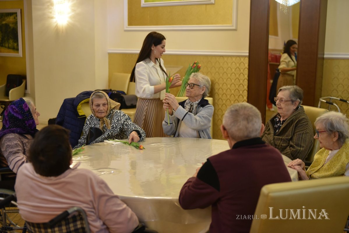 Cântece dedicate Zilei Femeii la un cămin de bătrâni din Capitală 246742