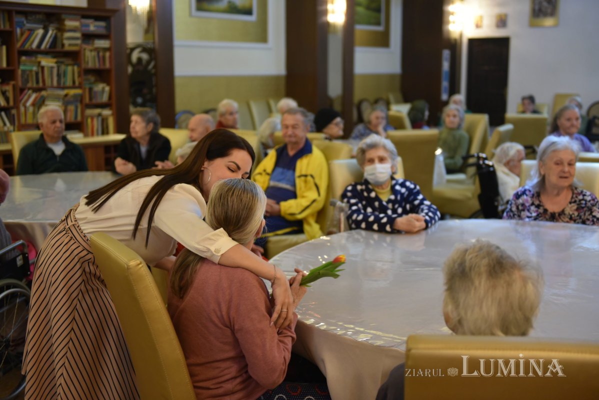 Cântece dedicate Zilei Femeii la un cămin de bătrâni din Capitală 246744