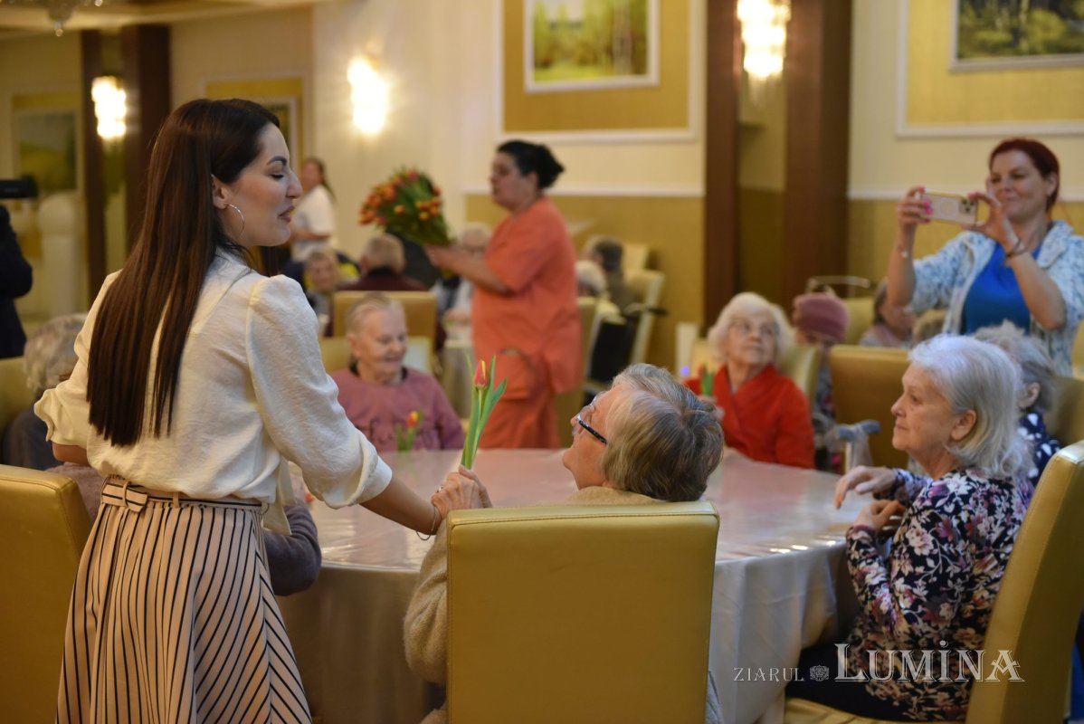 Cântece dedicate Zilei Femeii la un cămin de bătrâni din Capitală 246746