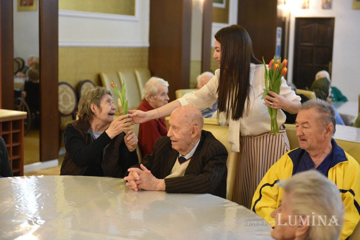 Cântece dedicate Zilei Femeii la un cămin de bătrâni din Capitală 246747
