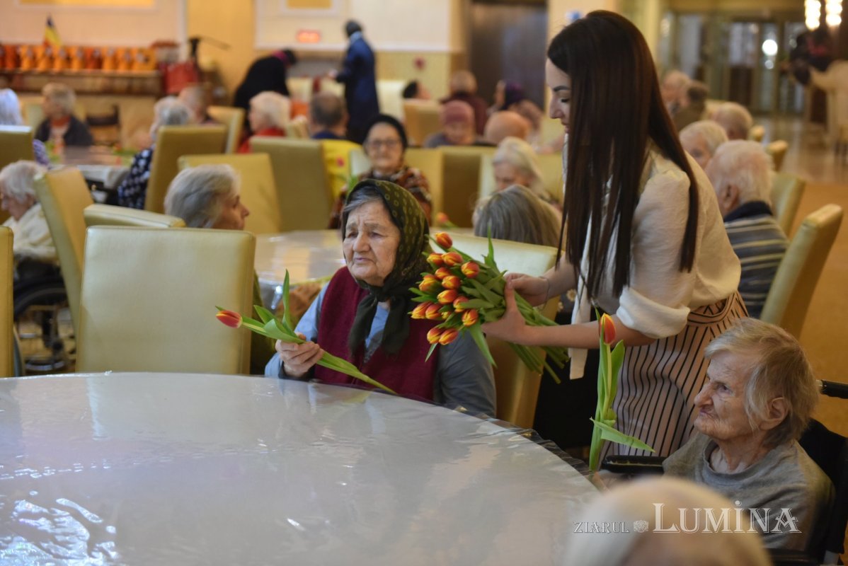Cântece dedicate Zilei Femeii la un cămin de bătrâni din Capitală 246748
