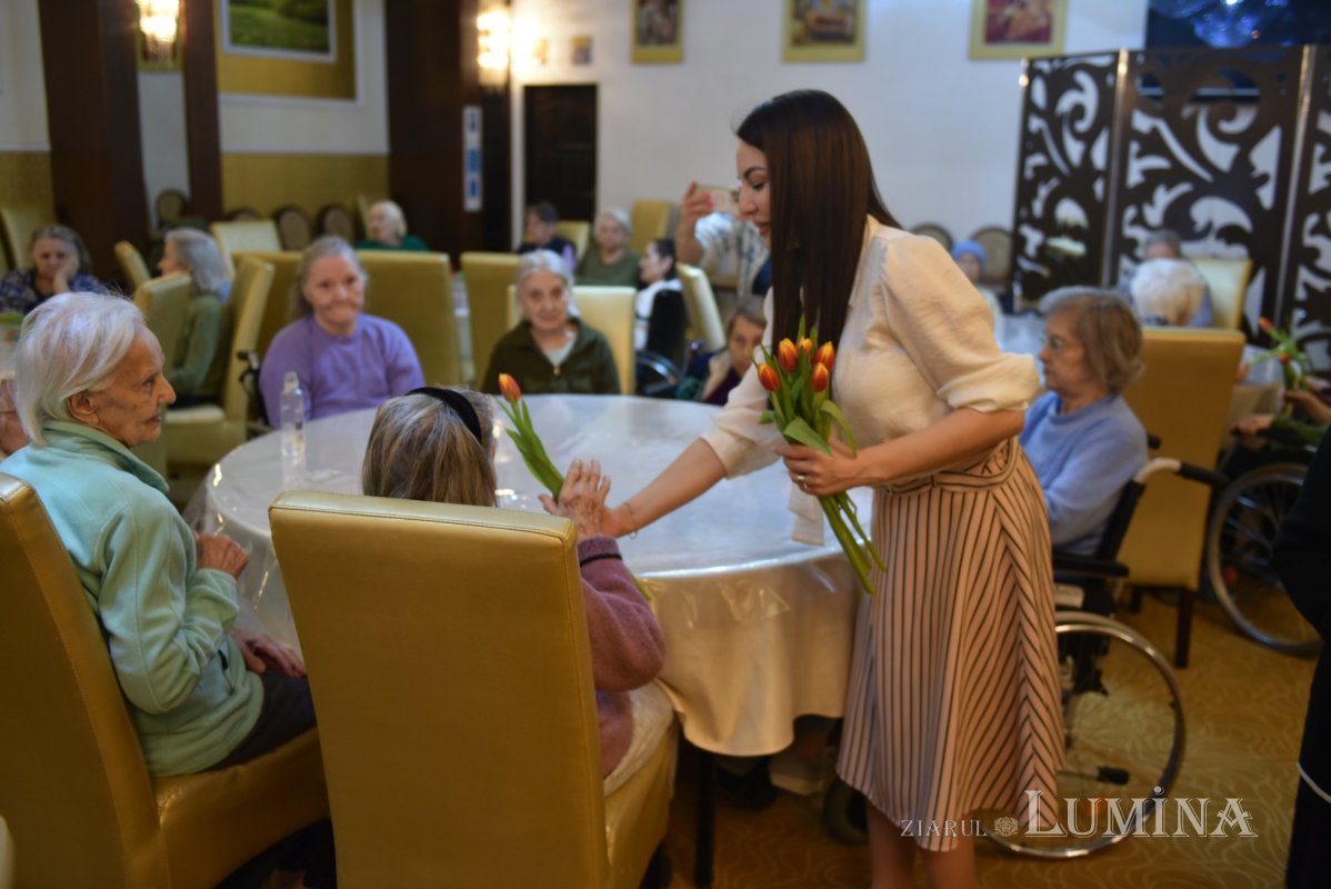 Cântece dedicate Zilei Femeii la un cămin de bătrâni din Capitală 246751