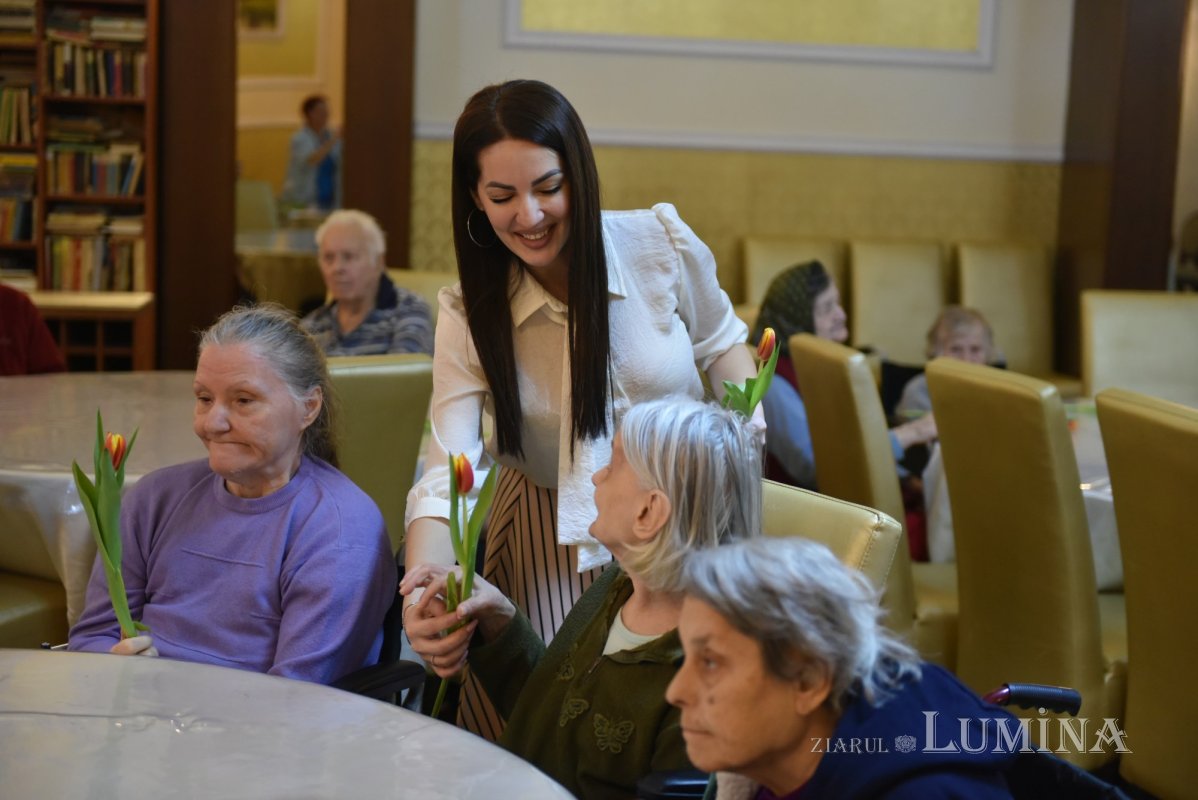 Cântece dedicate Zilei Femeii la un cămin de bătrâni din Capitală 246752