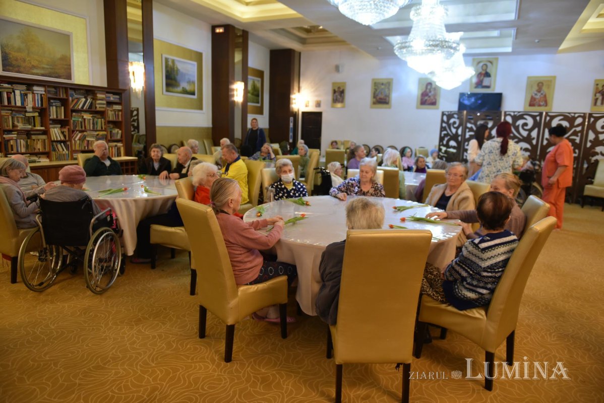 Cântece dedicate Zilei Femeii la un cămin de bătrâni din Capitală 246753