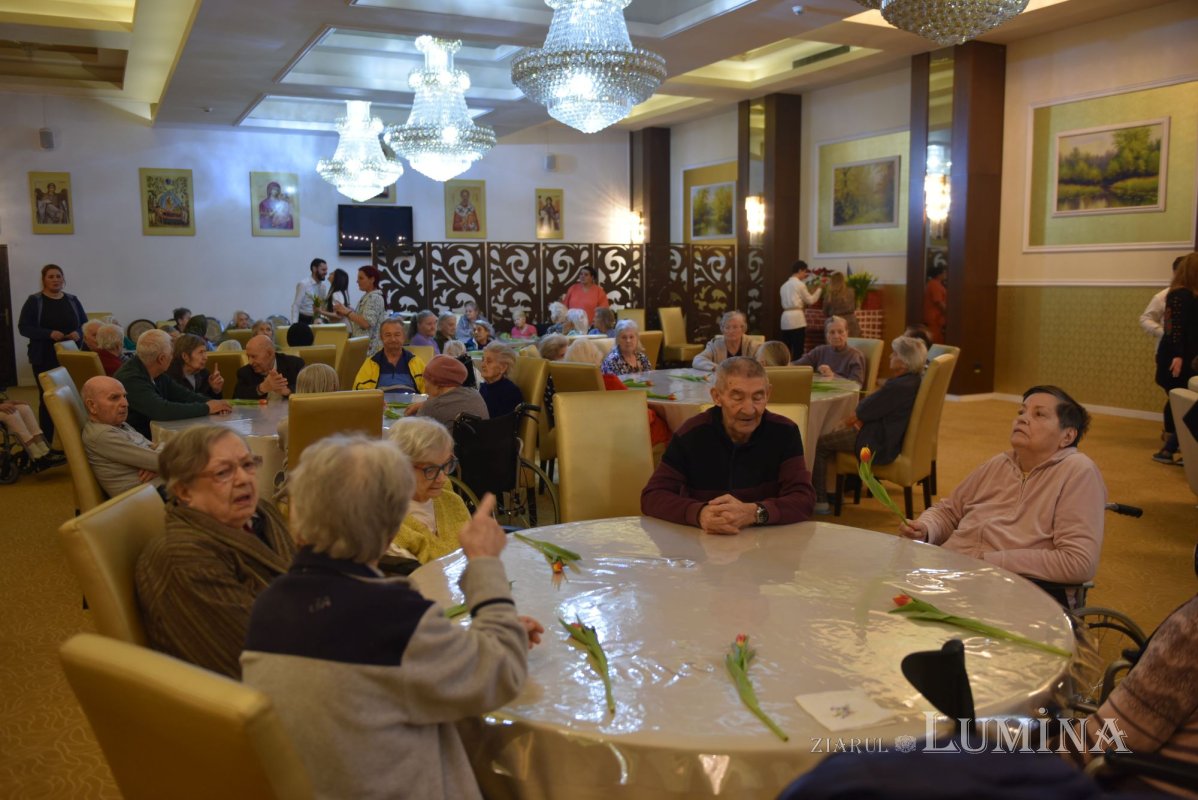 Cântece dedicate Zilei Femeii la un cămin de bătrâni din Capitală 246754