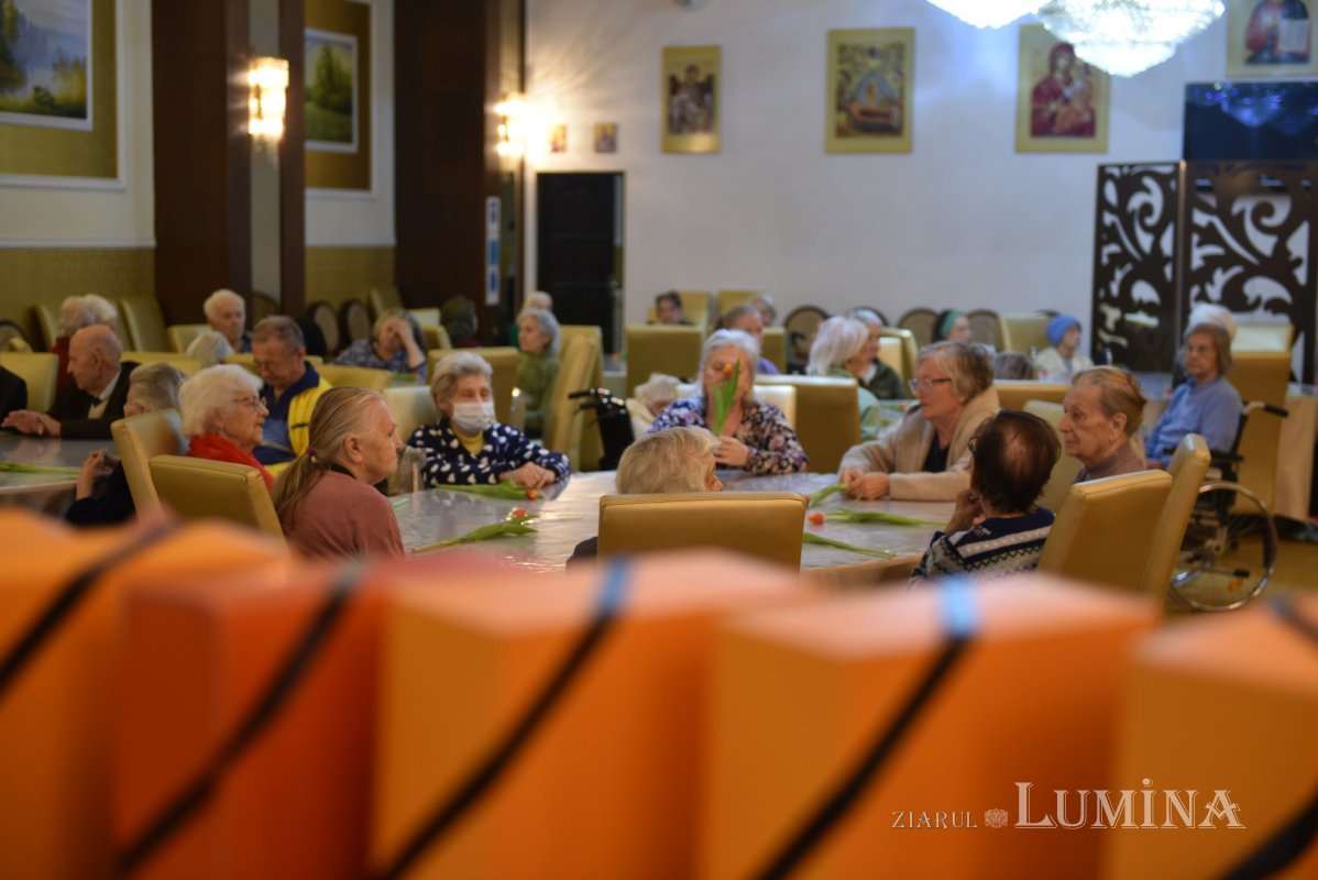 Cântece dedicate Zilei Femeii la un cămin de bătrâni din Capitală 246755