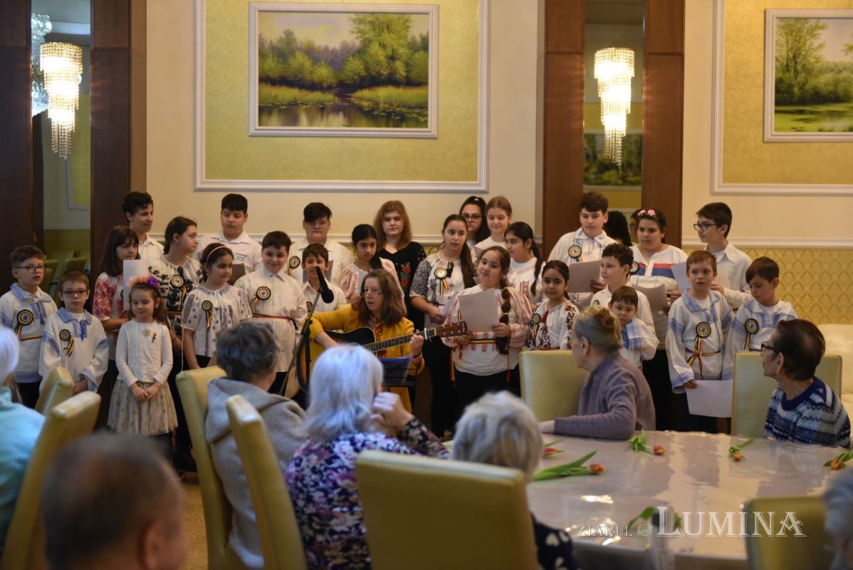 Cântece dedicate Zilei Femeii la un cămin de bătrâni din Capitală 246756