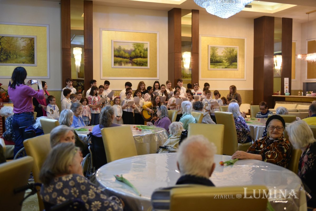 Cântece dedicate Zilei Femeii la un cămin de bătrâni din Capitală 246758