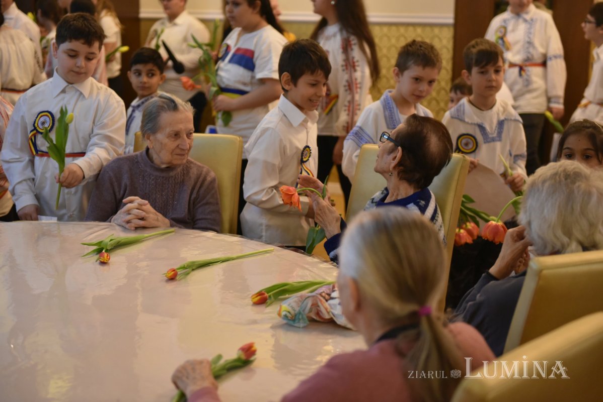 Cântece dedicate Zilei Femeii la un cămin de bătrâni din Capitală 246761