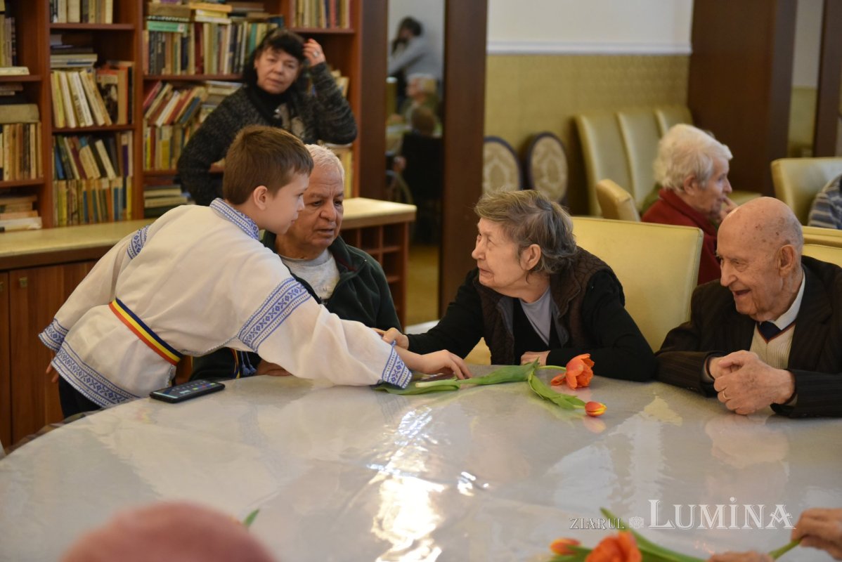 Cântece dedicate Zilei Femeii la un cămin de bătrâni din Capitală 246762