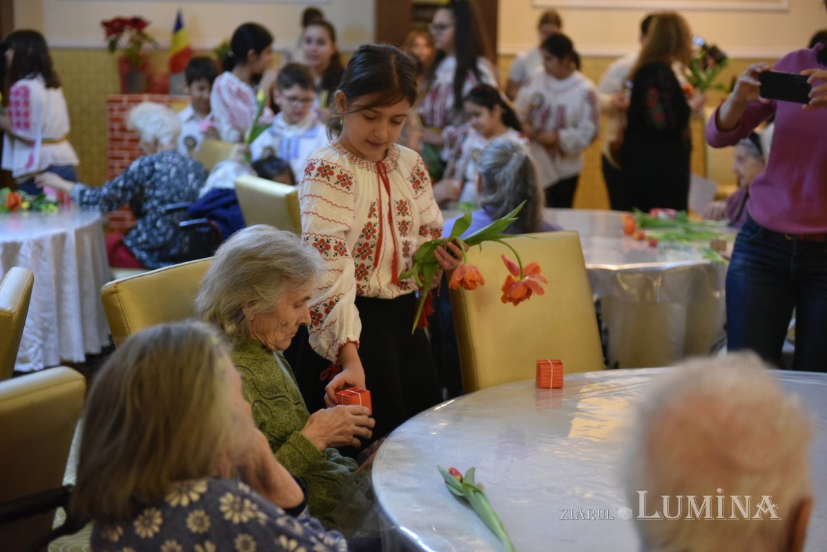 Cântece dedicate Zilei Femeii la un cămin de bătrâni din Capitală 246763