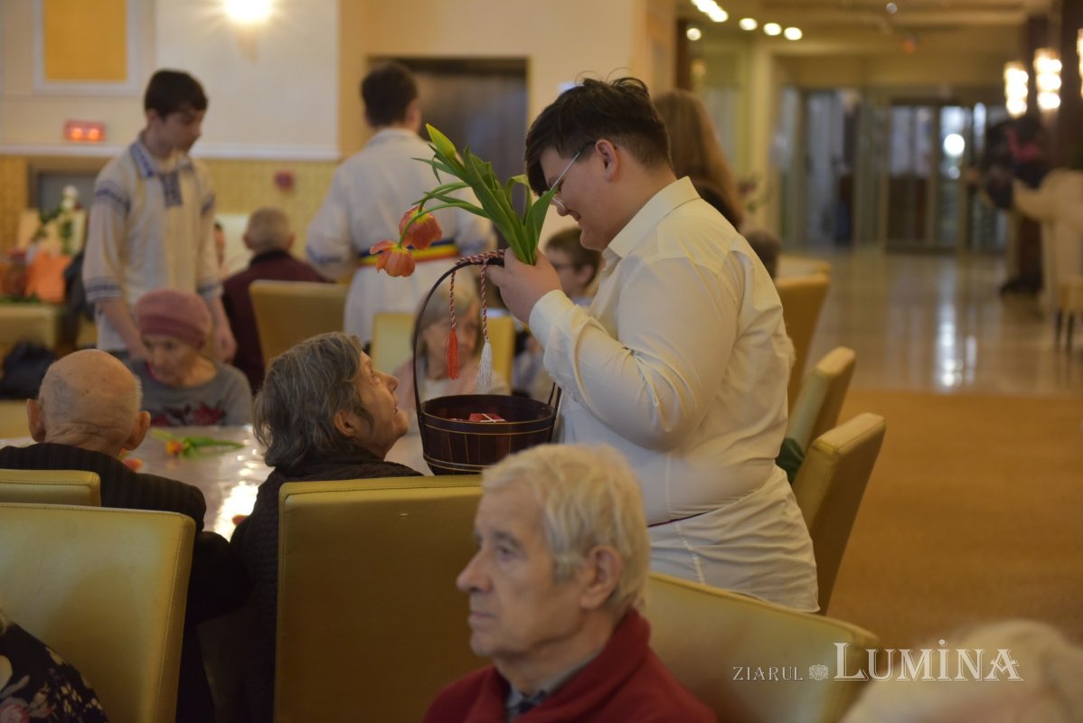 Cântece dedicate Zilei Femeii la un cămin de bătrâni din Capitală 246765