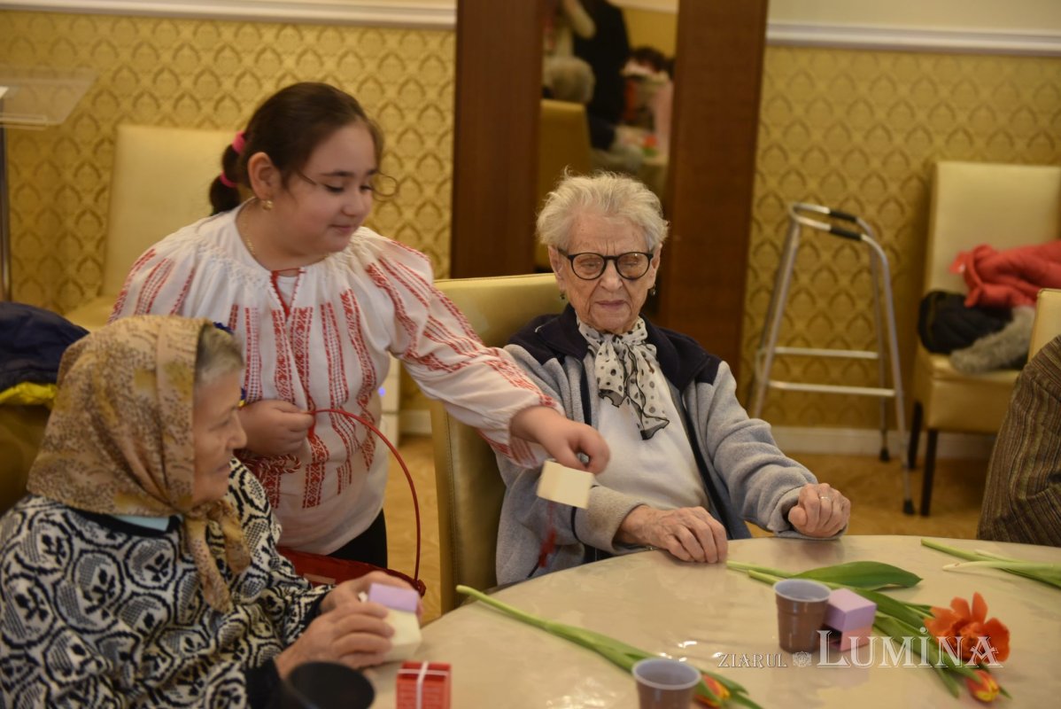 Cântece dedicate Zilei Femeii la un cămin de bătrâni din Capitală 246766
