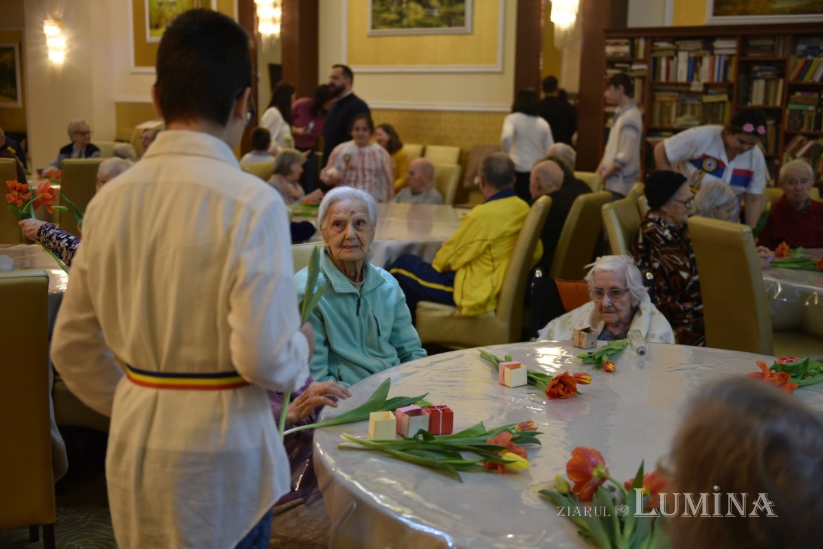 Cântece dedicate Zilei Femeii la un cămin de bătrâni din Capitală 246767