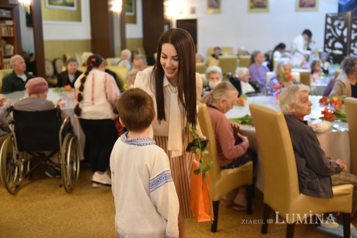 Cântece dedicate Zilei Femeii la un cămin de bătrâni din Capitală 246768